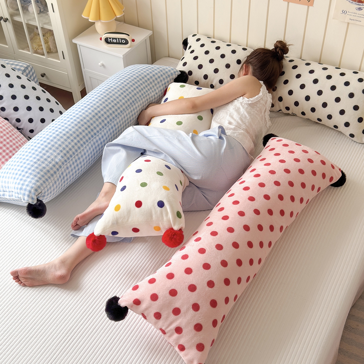 91家纺网 家纺一手货源 找家纺 贝扬思家纺 2025新款牛奶绒可爱毛球长抱枕靠枕系列 组合图--长枕