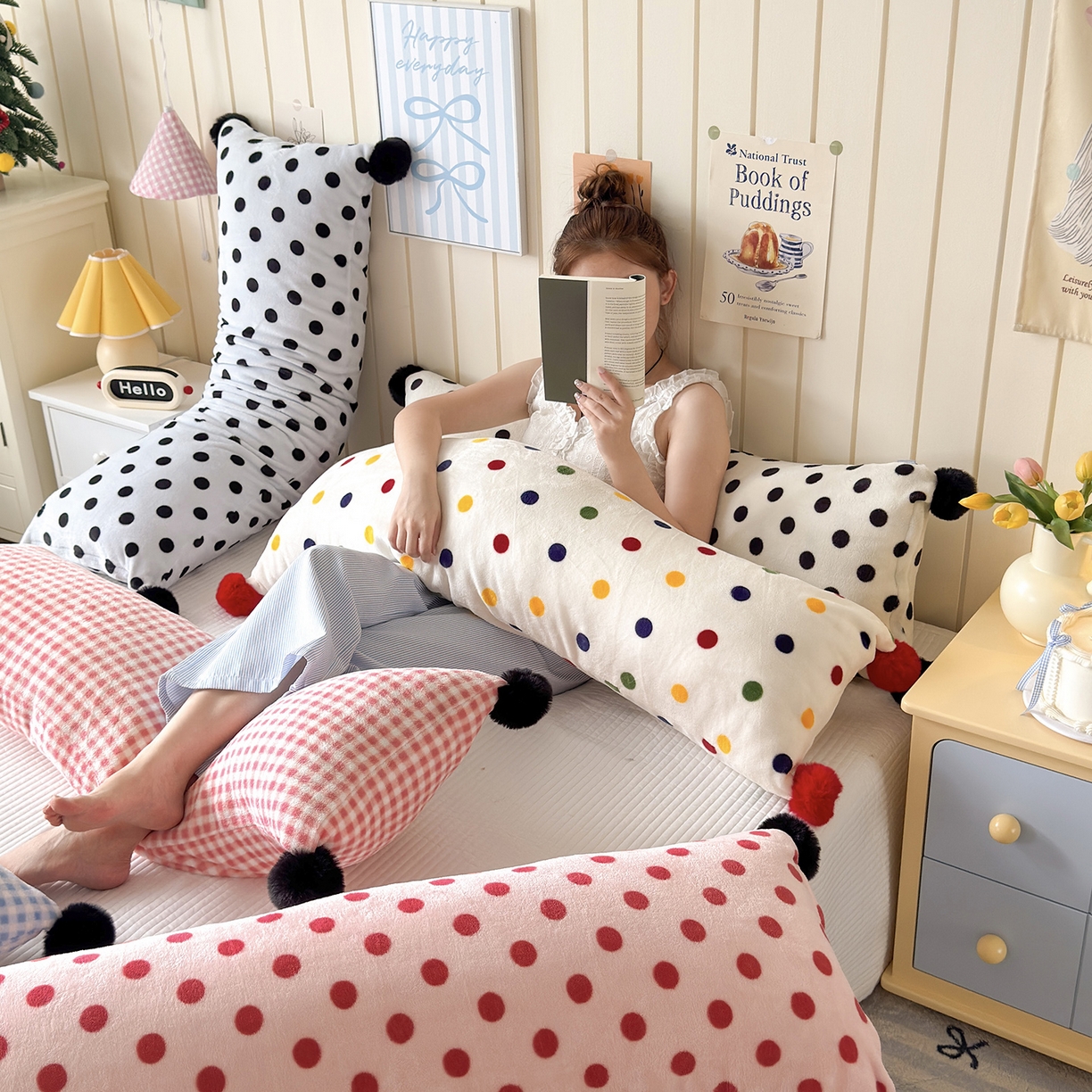 91家纺网 家纺一手货源 找家纺 贝扬思家纺 2025新款牛奶绒可爱毛球长抱枕靠枕系列 组合图--长枕