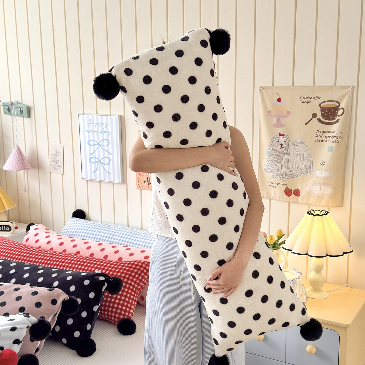 91家纺网 家纺一手货源 找家纺 贝扬思家纺 2025新款牛奶绒可爱毛球长抱枕靠枕系列 组合图--长枕