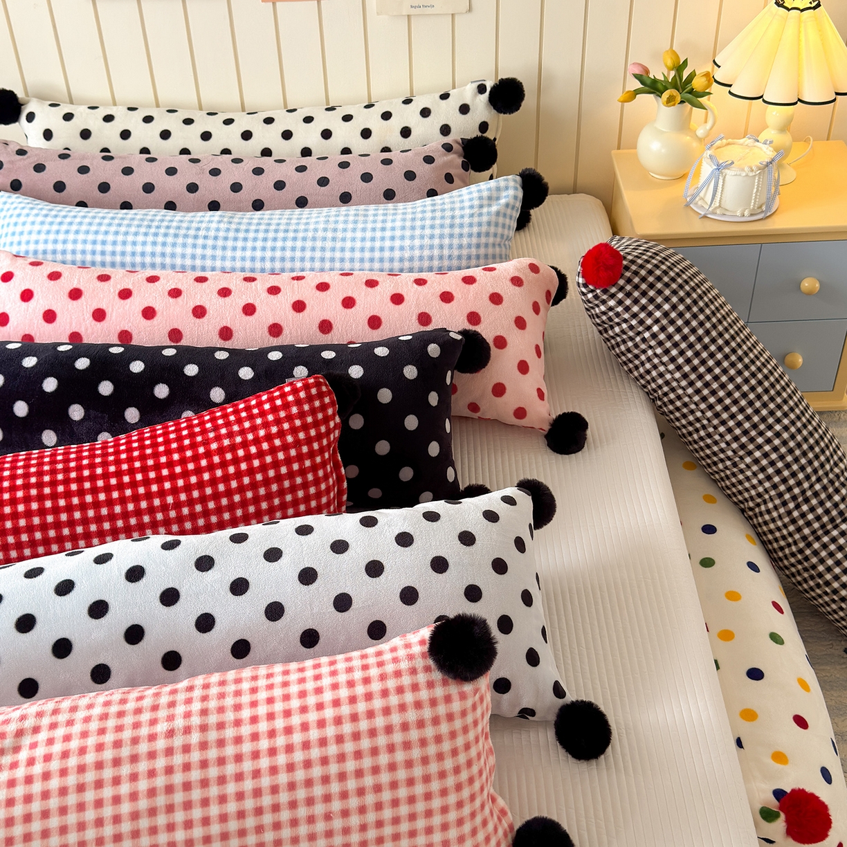 91家纺网 家纺一手货源 找家纺 贝扬思家纺 2025新款牛奶绒可爱毛球长抱枕靠枕系列 组合图--长枕