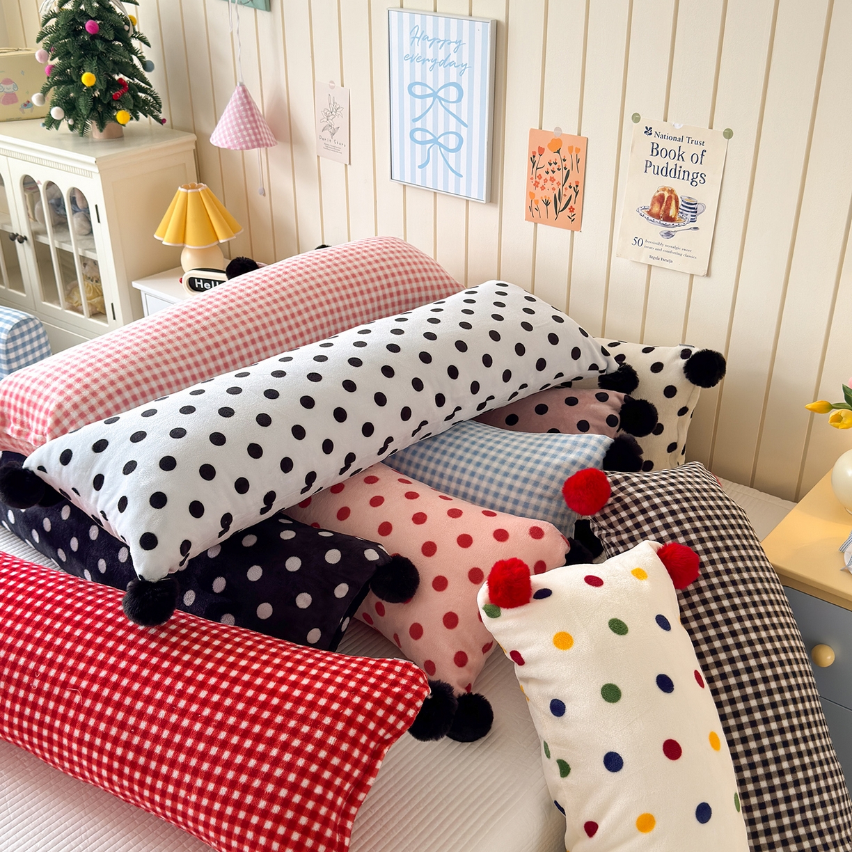 91家纺网 家纺一手货源 找家纺 贝扬思家纺 2025新款牛奶绒可爱毛球长抱枕靠枕系列 组合图--长枕