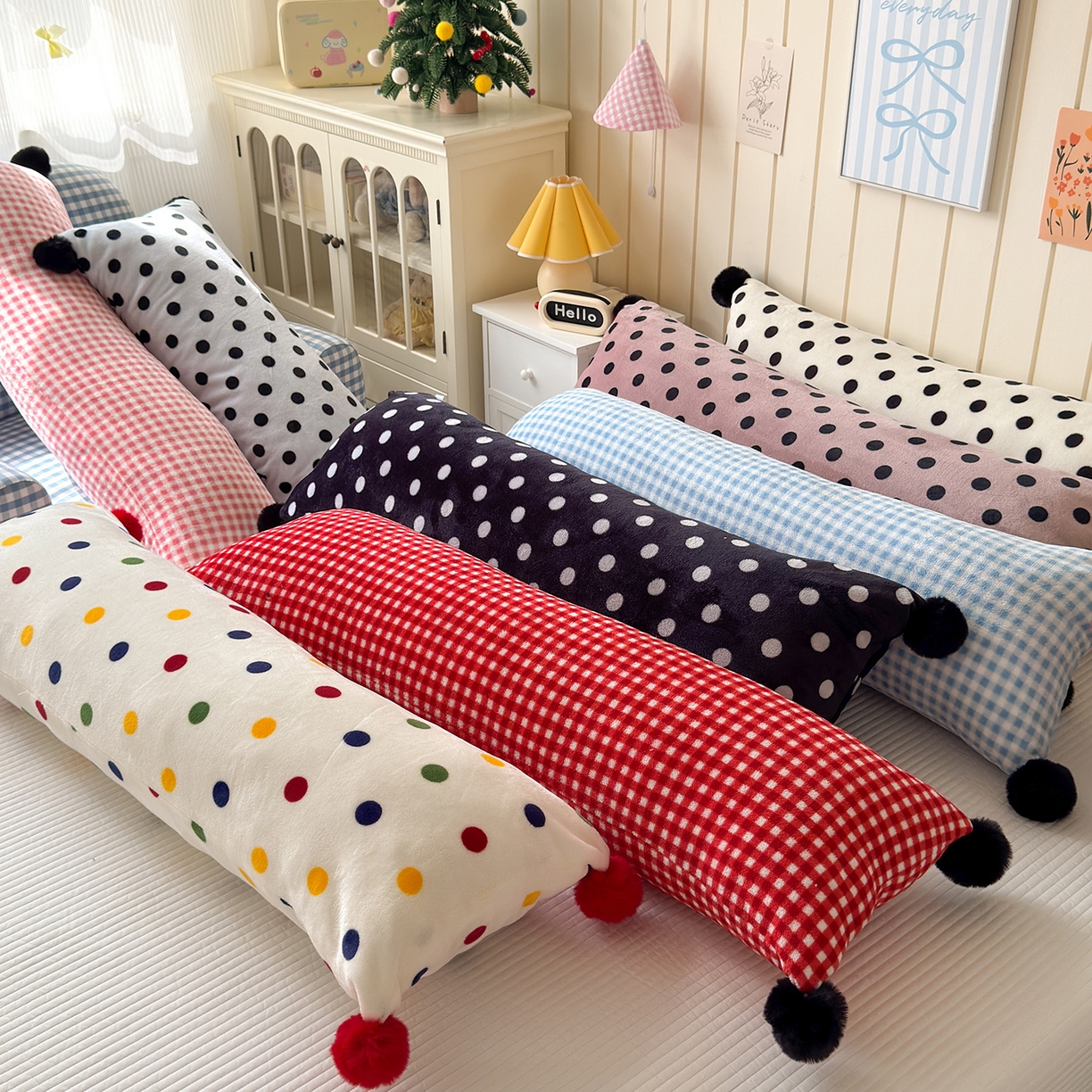 91家纺网 家纺一手货源 找家纺 贝扬思家纺 2025新款牛奶绒可爱毛球长抱枕靠枕系列 组合图--长枕