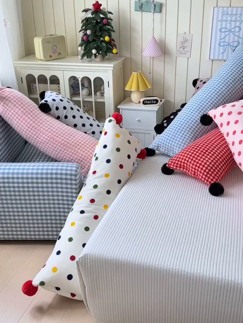 91家纺网 家纺一手货源 找家纺 贝扬思家纺 2025新款牛奶绒可爱毛球长抱枕靠枕系列 组合图--长枕