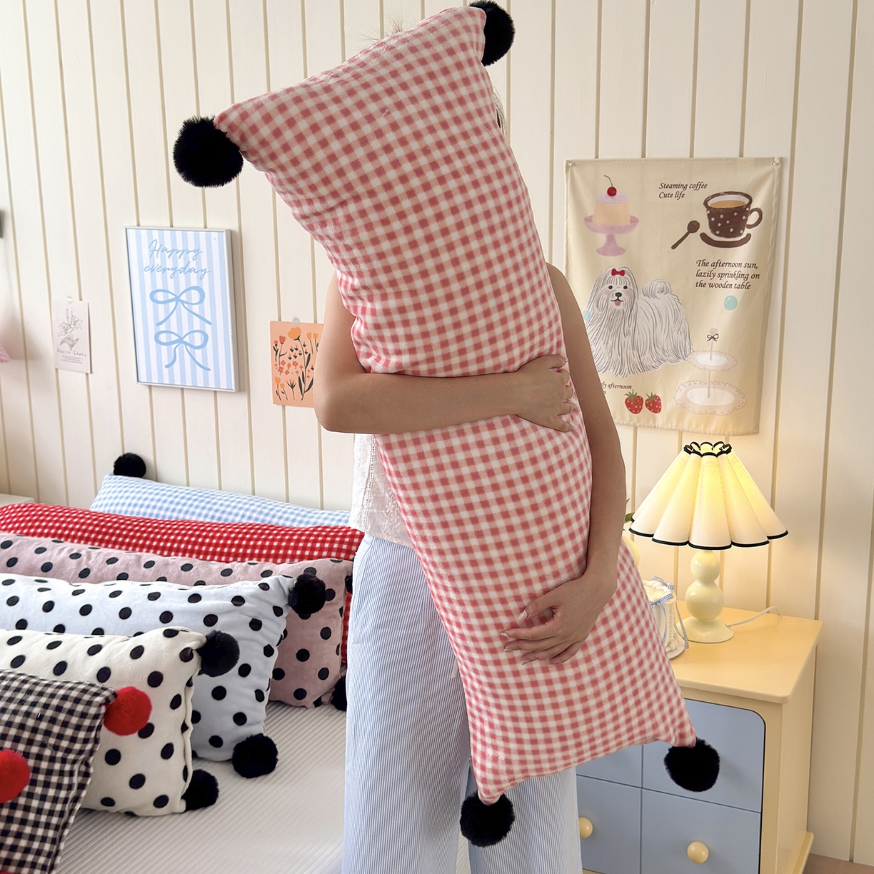 贝扬思家纺 2025新款牛奶绒可爱毛球长抱枕靠枕系列 白桃啵啵--长枕