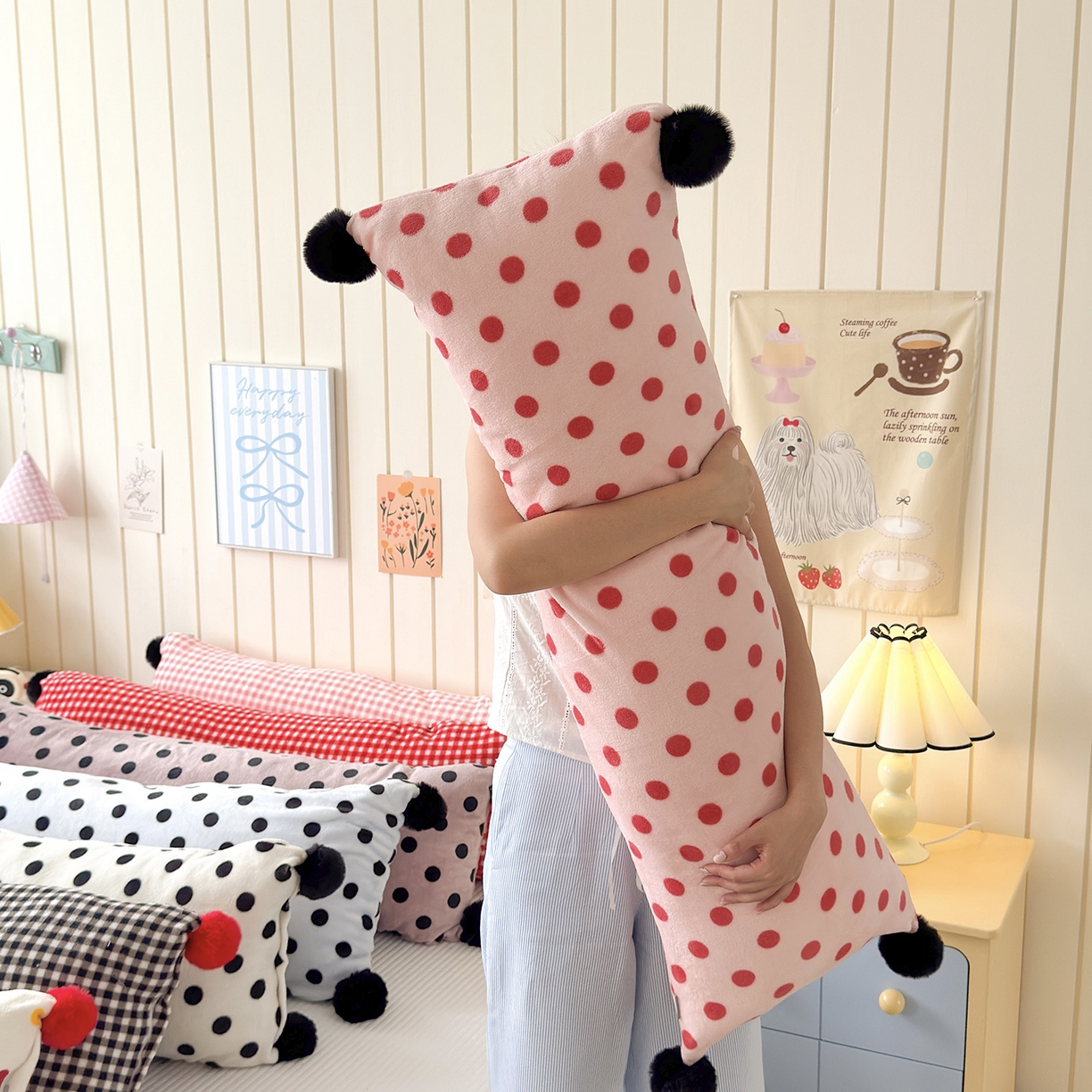 贝扬思家纺 2025新款牛奶绒可爱毛球长抱枕靠枕系列 草莓啵啵--长枕