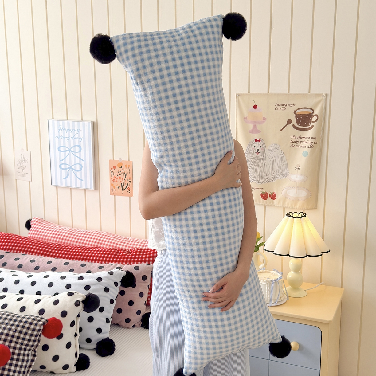 贝扬思家纺 2025新款牛奶绒可爱毛球长抱枕靠枕系列 蓝格啵啵--长枕