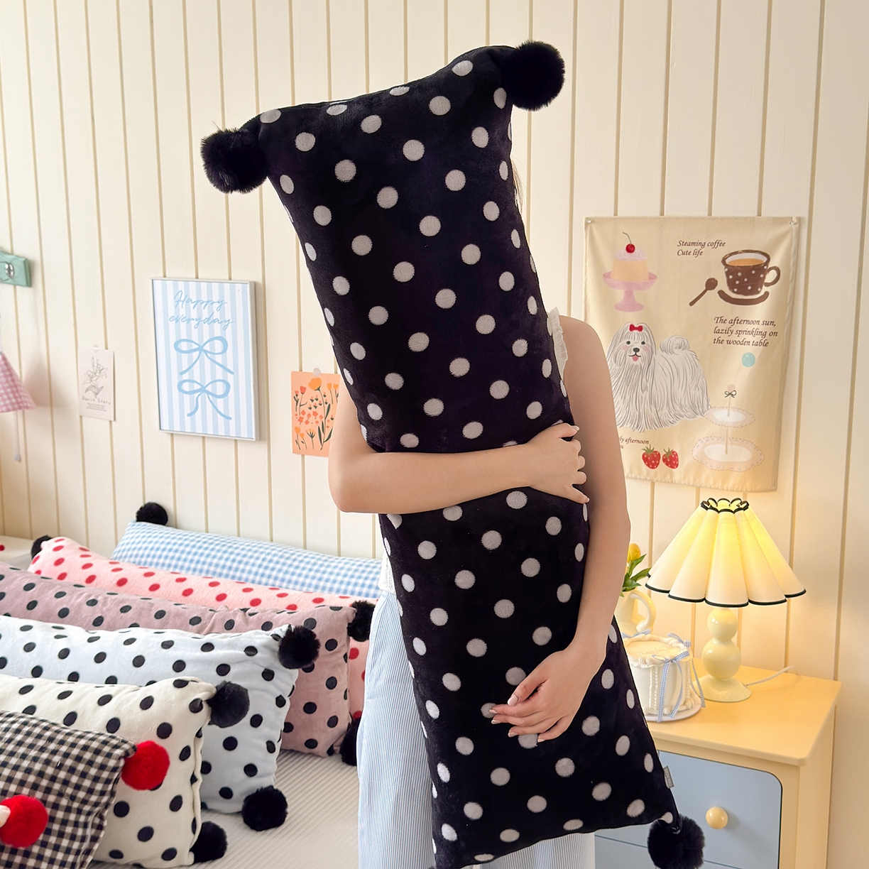 贝扬思家纺 2025新款牛奶绒可爱毛球长抱枕靠枕系列 芝麻啵啵--长枕