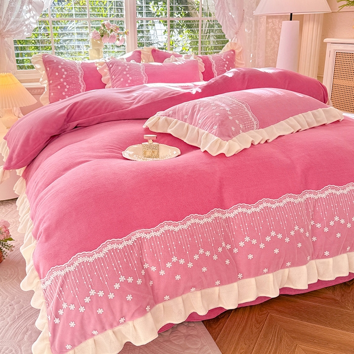 91家纺网 家纺一手货源 找家纺 （总）舒咪欧 2025新款加厚全消光全消光牛奶绒纯色法式刺绣花边款婚庆大红四件套