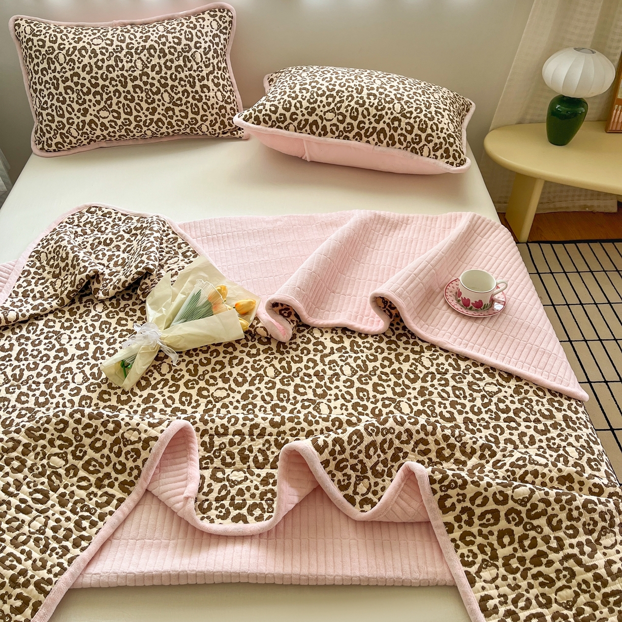 91家纺网 家纺一手货源 找家纺 瑞钰 2025新款A类双层纱印花夹棉床盖 豹纹凯蒂