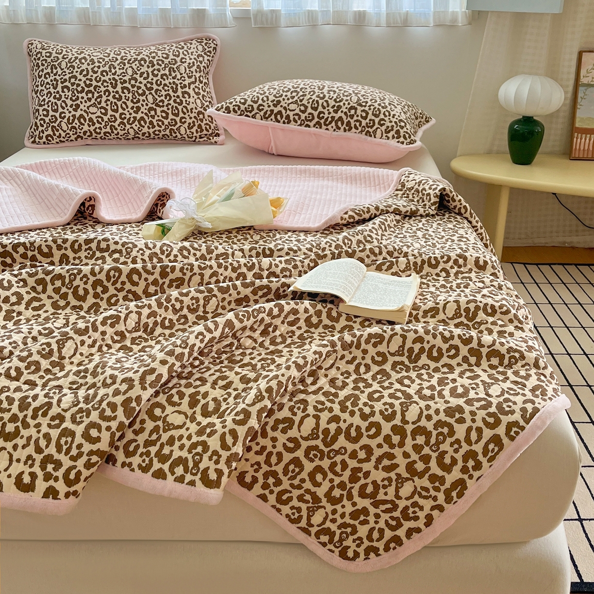 91家纺网 家纺一手货源 找家纺 瑞钰 2025新款A类双层纱印花夹棉床盖 豹纹凯蒂