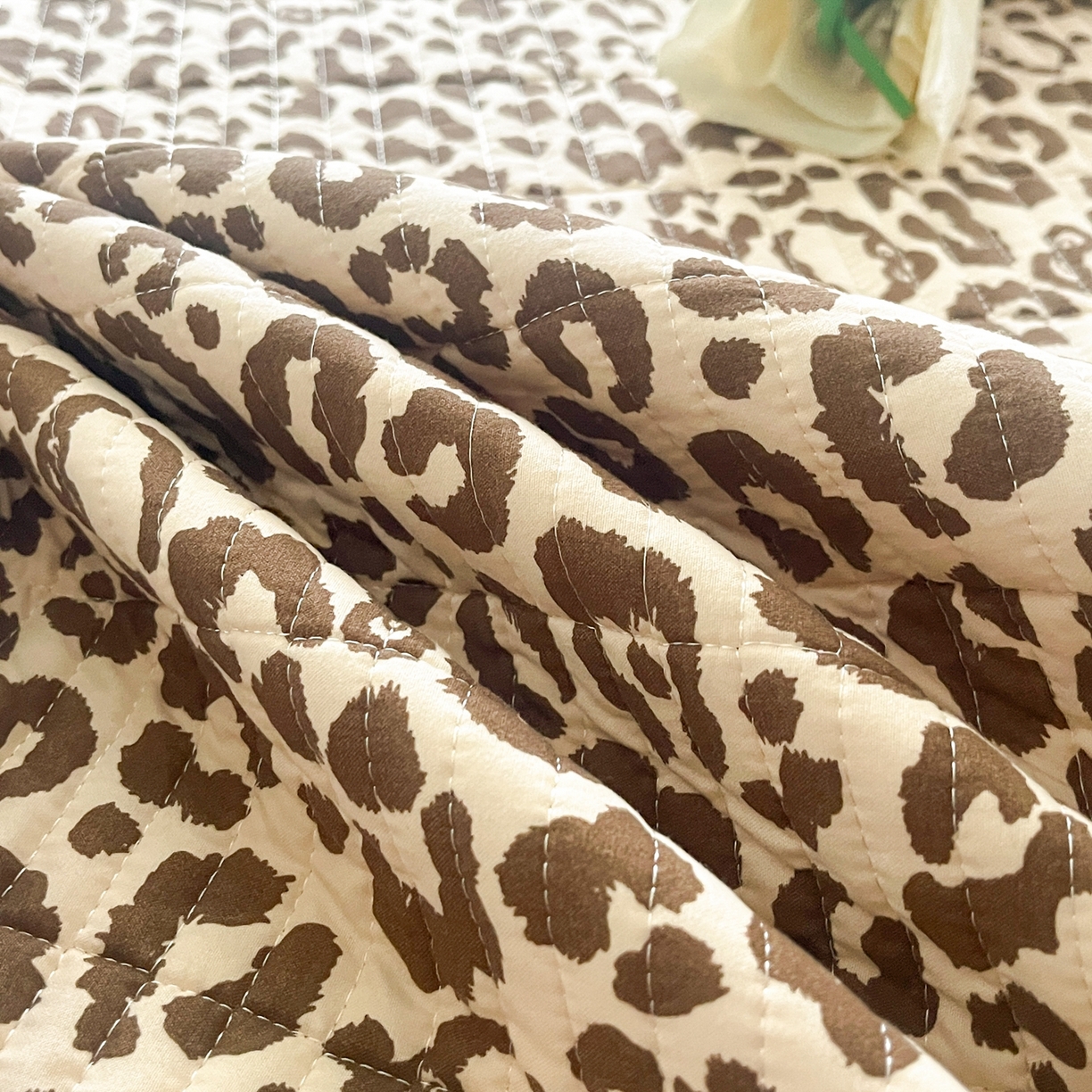 91家纺网 家纺一手货源 找家纺 瑞钰 2025新款A类双层纱印花夹棉床盖 豹纹凯蒂