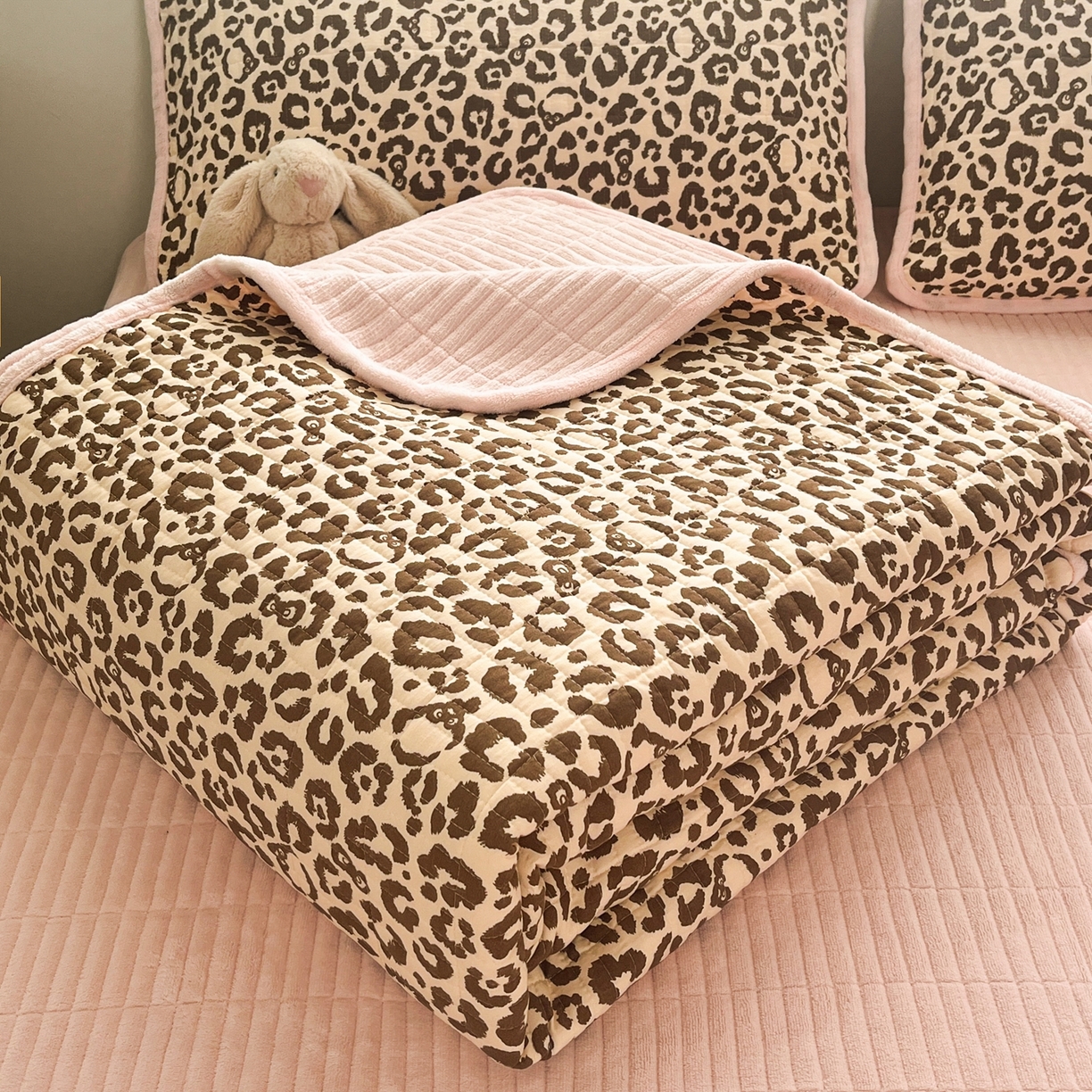 91家纺网 家纺一手货源 找家纺 瑞钰 2025新款A类双层纱印花夹棉床盖 豹纹凯蒂