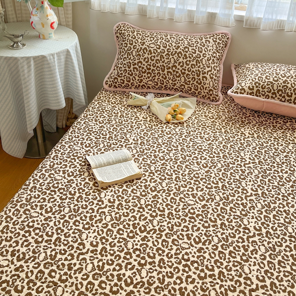 91家纺网 家纺一手货源 找家纺 瑞钰 2025新款A类双层纱印花夹棉床盖 豹纹凯蒂