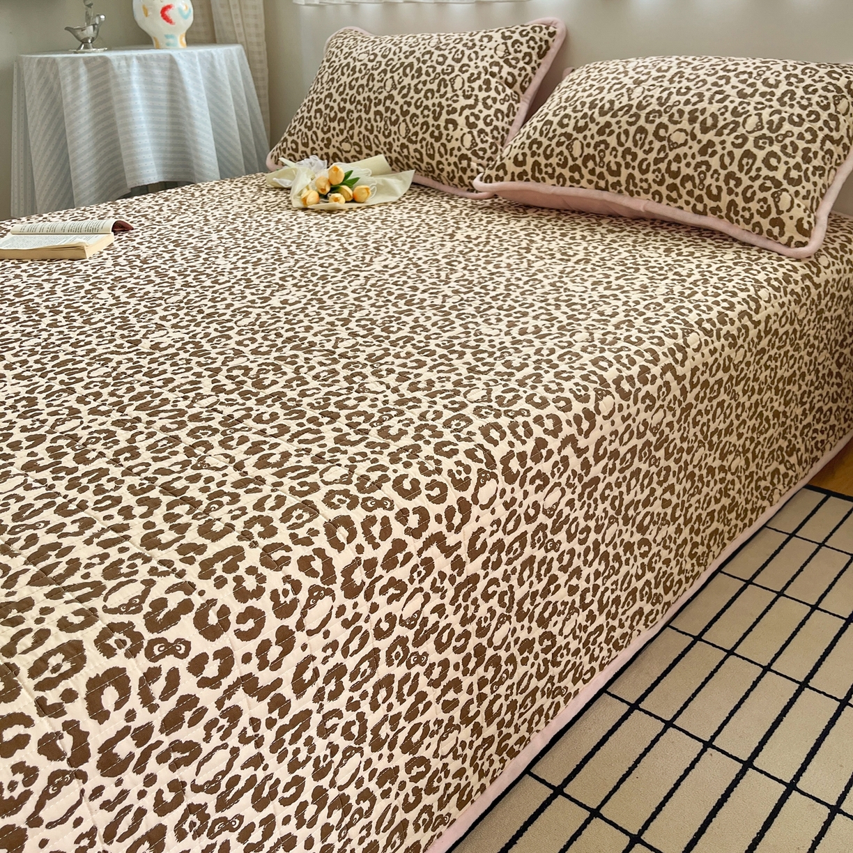 91家纺网 家纺一手货源 找家纺 瑞钰 2025新款A类双层纱印花夹棉床盖 豹纹凯蒂