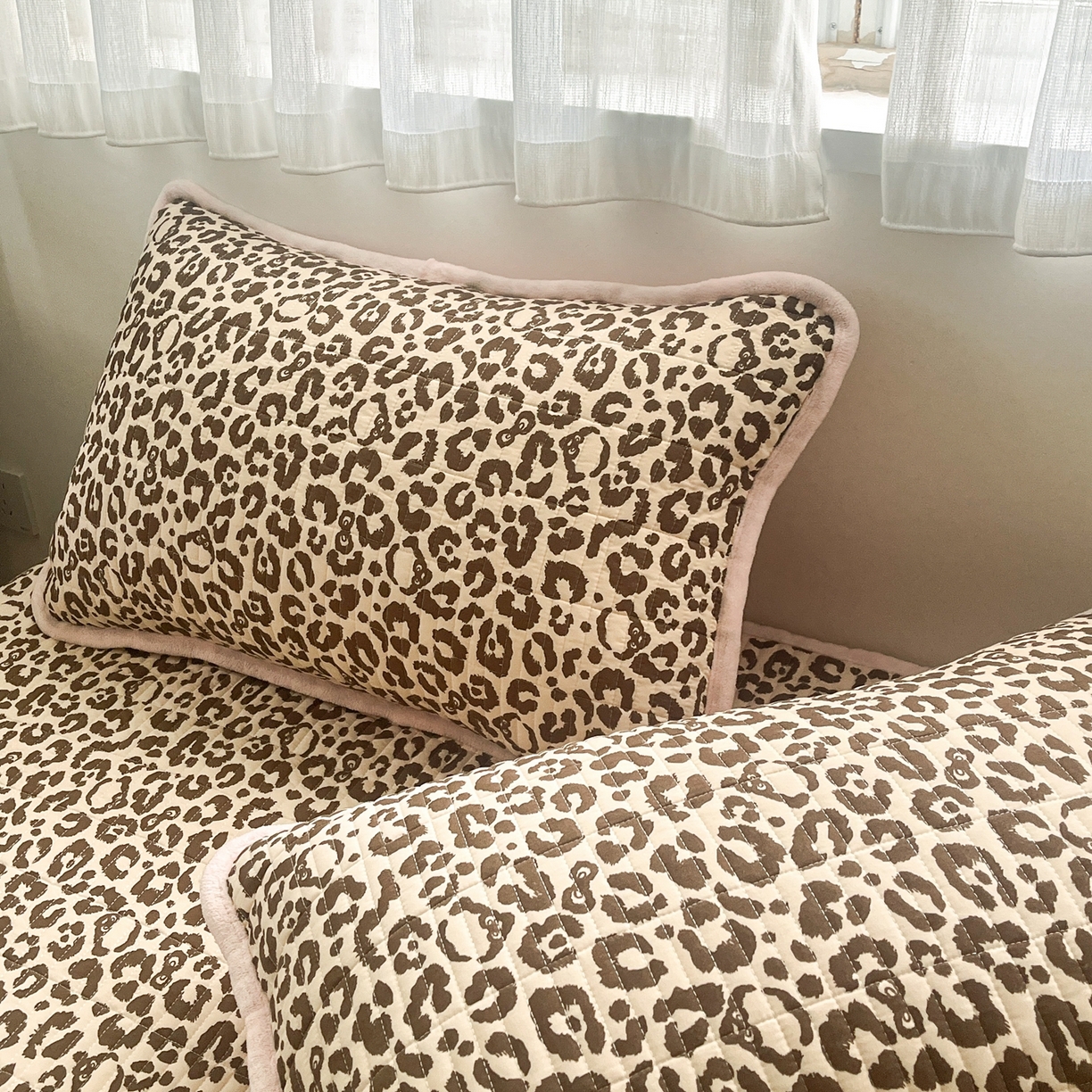 91家纺网 家纺一手货源 找家纺 瑞钰 2025新款A类双层纱印花夹棉床盖 豹纹凯蒂