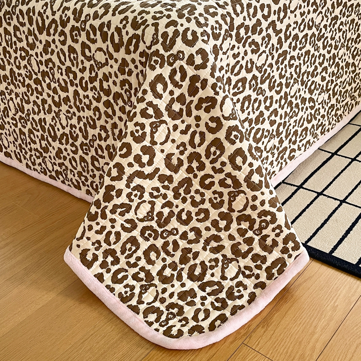 91家纺网 家纺一手货源 找家纺 瑞钰 2025新款A类双层纱印花夹棉床盖 豹纹凯蒂