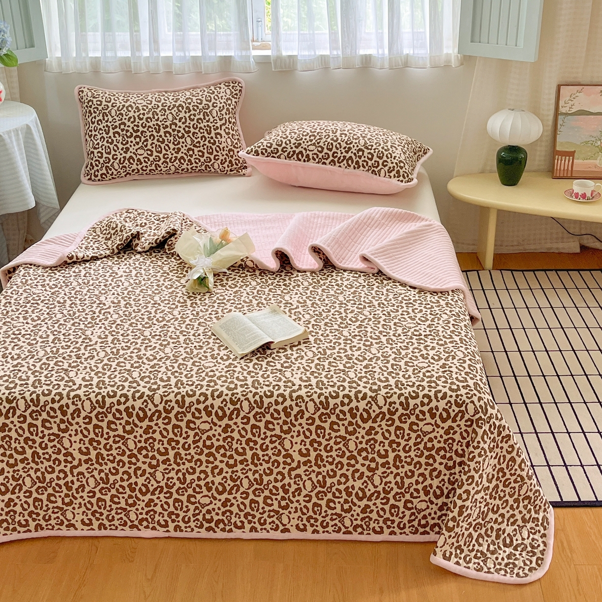 91家纺网 家纺一手货源 找家纺 瑞钰 2025新款A类双层纱印花夹棉床盖 豹纹凯蒂