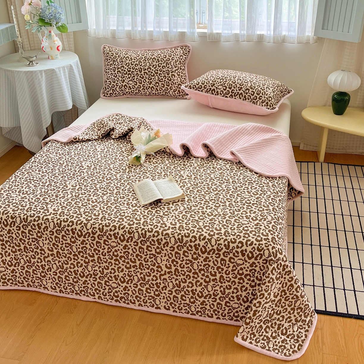 91家纺网 家纺一手货源 找家纺 瑞钰 2025新款A类双层纱印花夹棉床盖 豹纹凯蒂