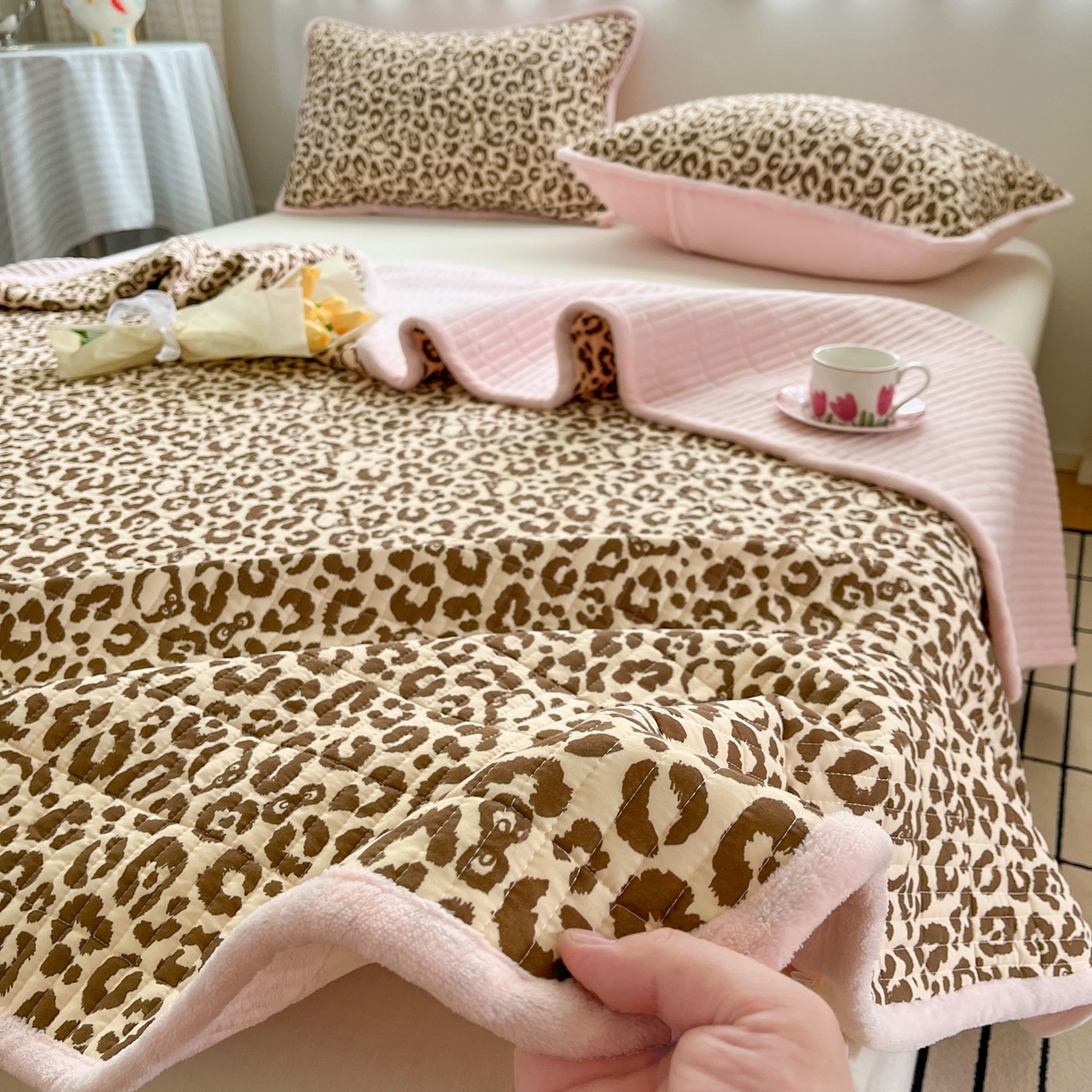 91家纺网 家纺一手货源 找家纺 瑞钰 2025新款A类双层纱印花夹棉床盖 豹纹凯蒂