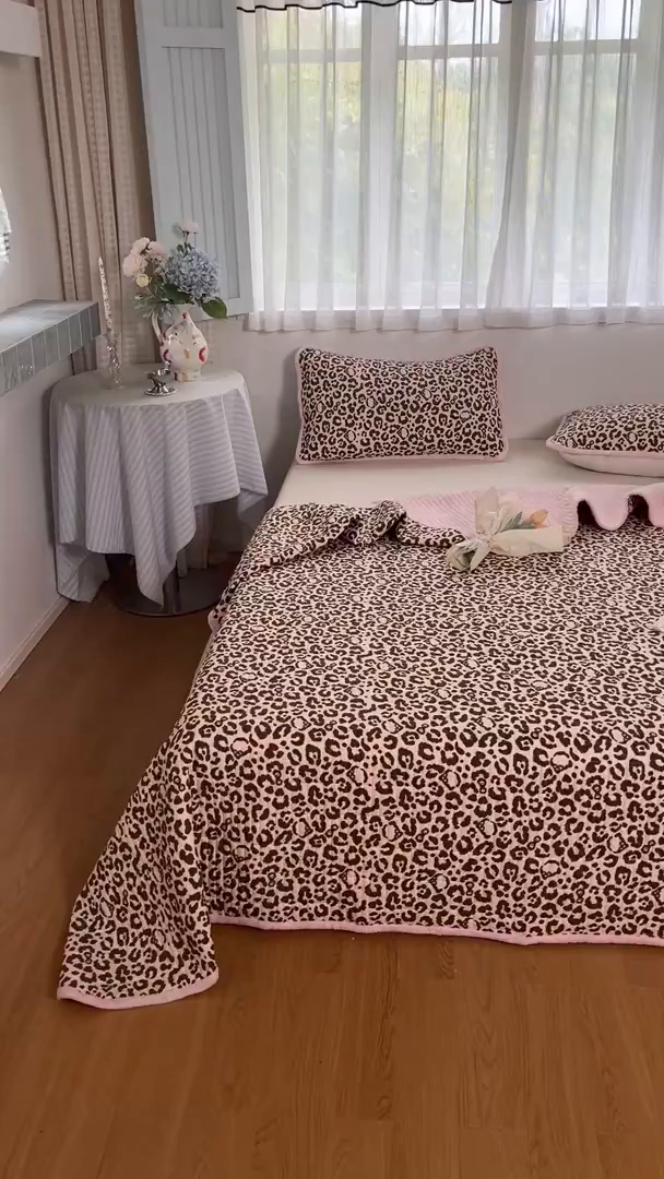 91家纺网 家纺一手货源 找家纺 瑞钰 2025新款A类双层纱印花夹棉床盖 豹纹凯蒂