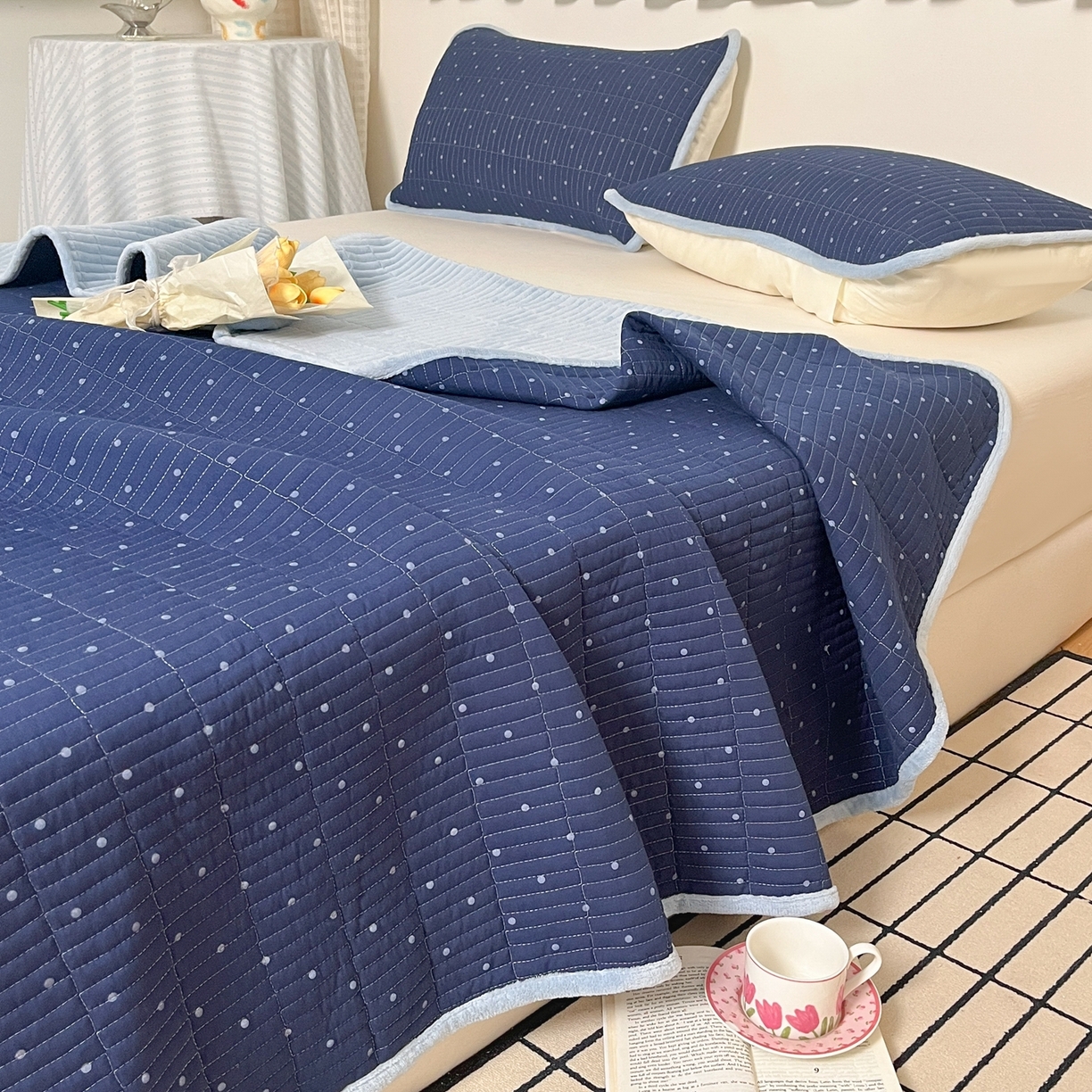 91家纺网 家纺一手货源 找家纺 瑞钰 2025新款A类双层纱印花夹棉床盖 波点蓝