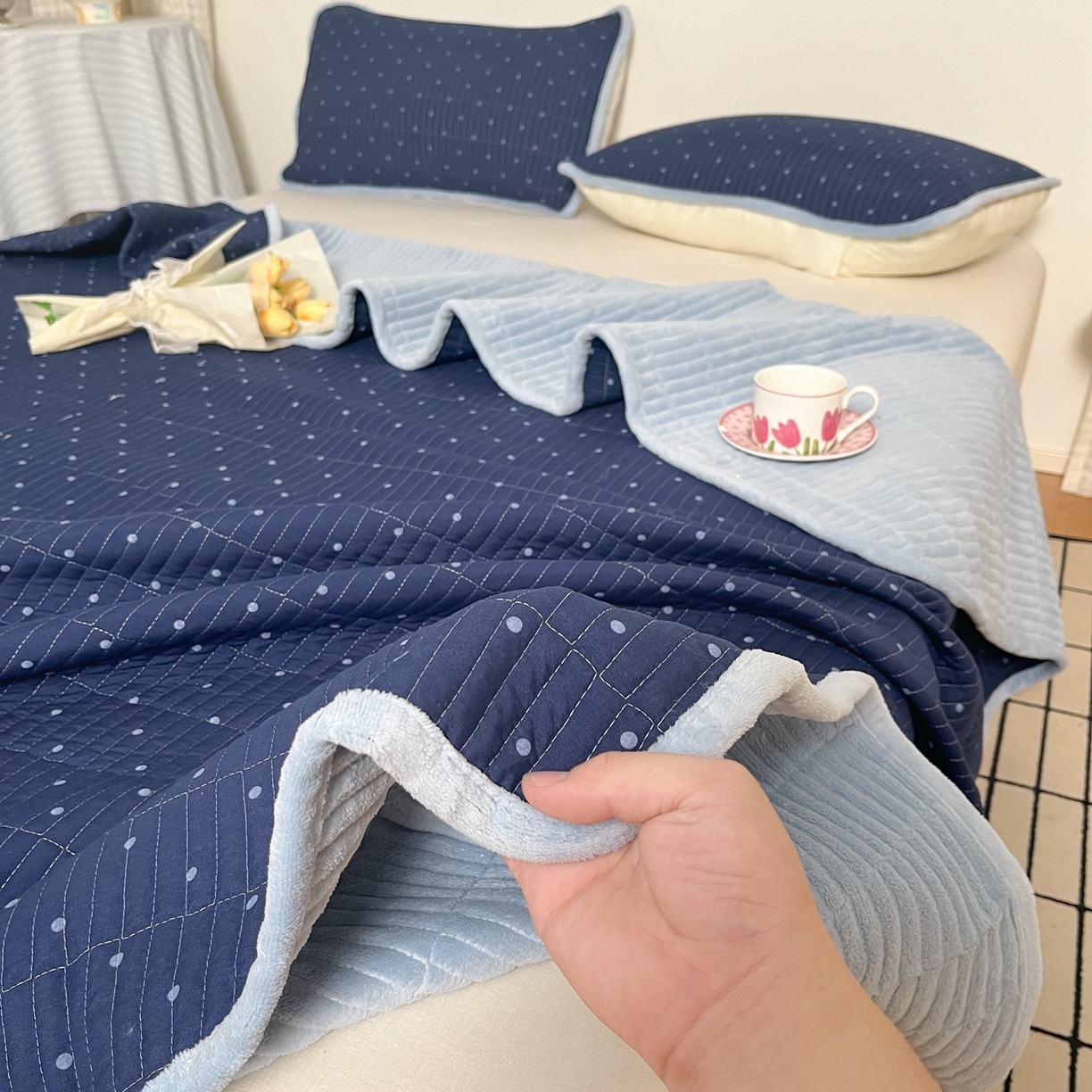 91家纺网 家纺一手货源 找家纺 瑞钰 2025新款A类双层纱印花夹棉床盖 波点蓝