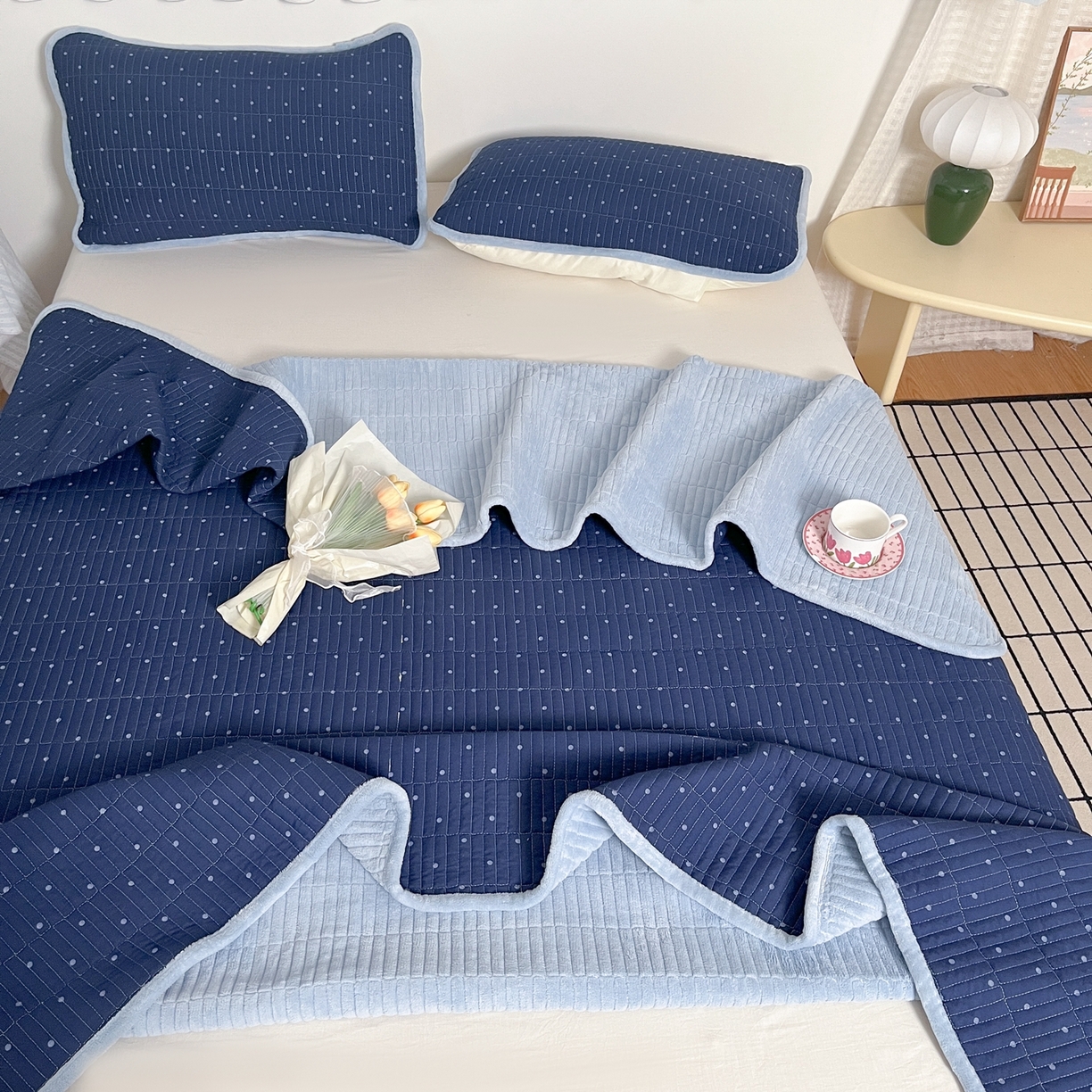 91家纺网 家纺一手货源 找家纺 瑞钰 2025新款A类双层纱印花夹棉床盖 波点蓝