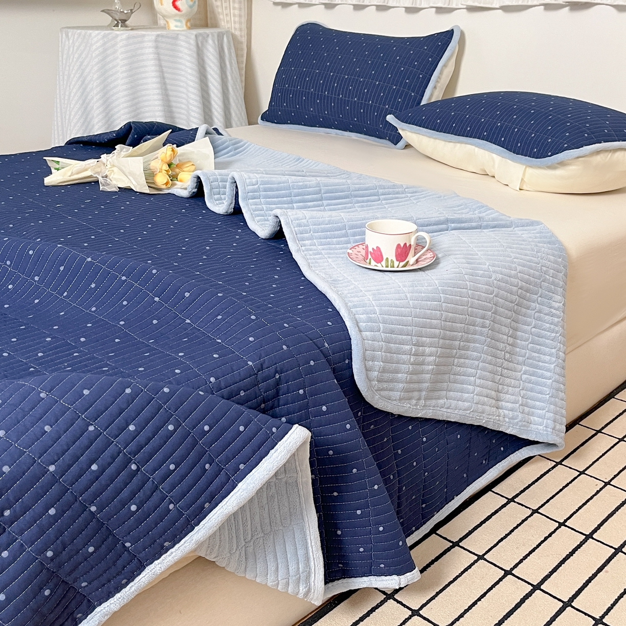 91家纺网 家纺一手货源 找家纺 瑞钰 2025新款A类双层纱印花夹棉床盖 波点蓝