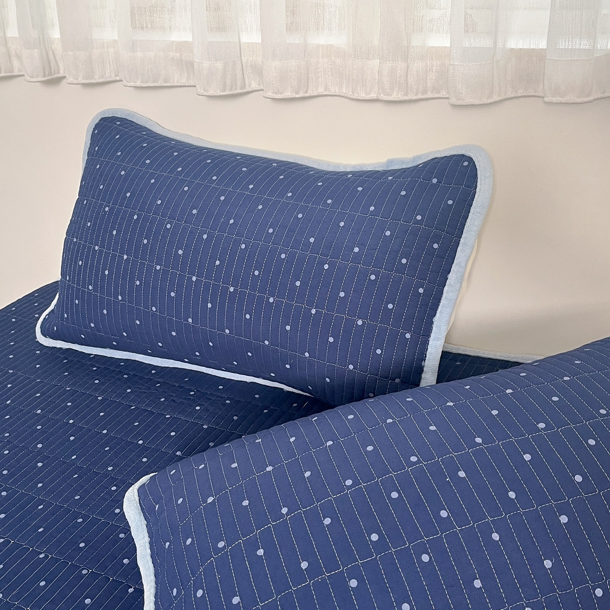 91家纺网 家纺一手货源 找家纺 瑞钰 2025新款A类双层纱印花夹棉床盖 波点蓝