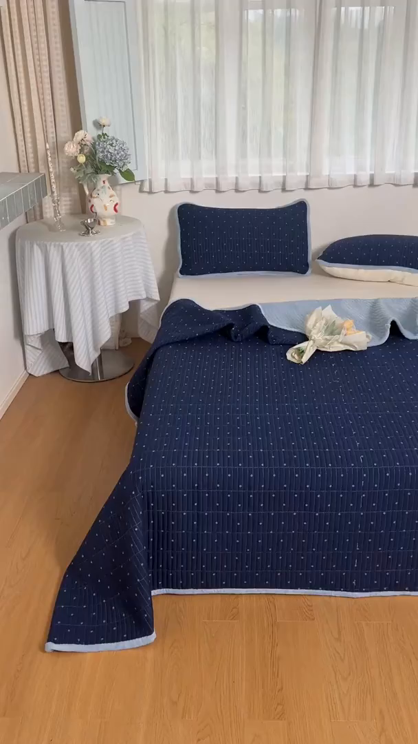 91家纺网 家纺一手货源 找家纺 瑞钰 2025新款A类双层纱印花夹棉床盖 波点蓝