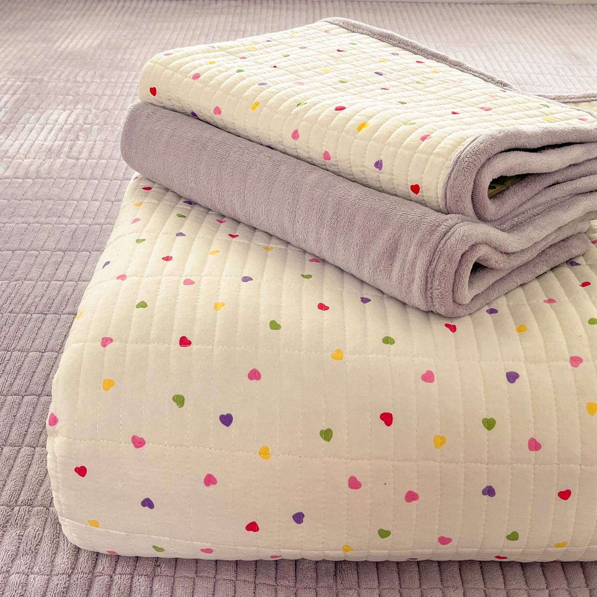 91家纺网 家纺一手货源 找家纺 瑞钰 2025新款A类双层纱印花夹棉床盖 彩色爱心