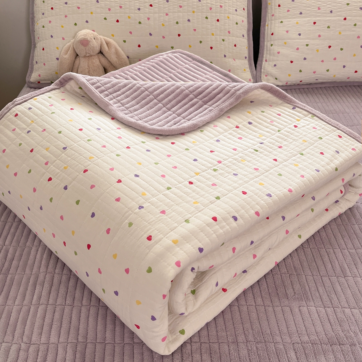 91家纺网 家纺一手货源 找家纺 瑞钰 2025新款A类双层纱印花夹棉床盖 彩色爱心