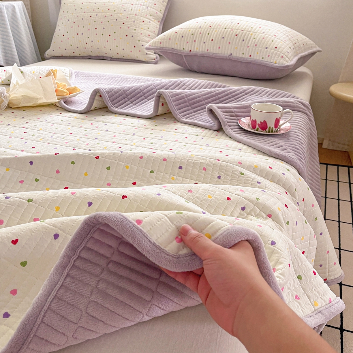 91家纺网 家纺一手货源 找家纺 瑞钰 2025新款A类双层纱印花夹棉床盖 彩色爱心