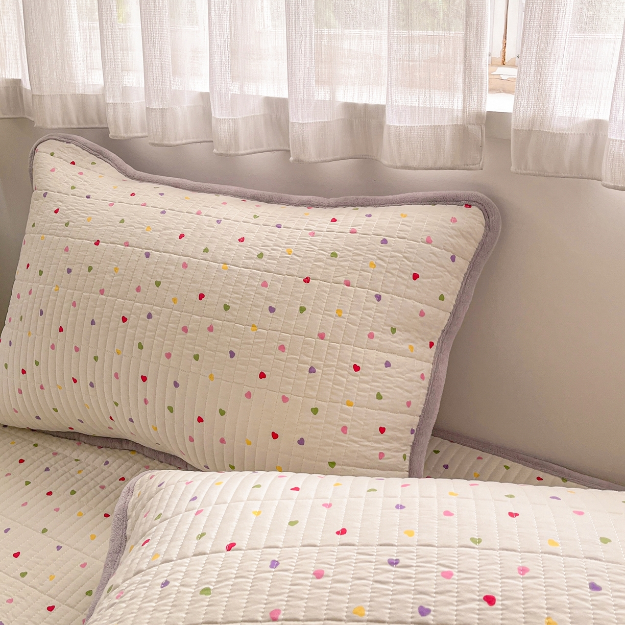 91家纺网 家纺一手货源 找家纺 瑞钰 2025新款A类双层纱印花夹棉床盖 彩色爱心