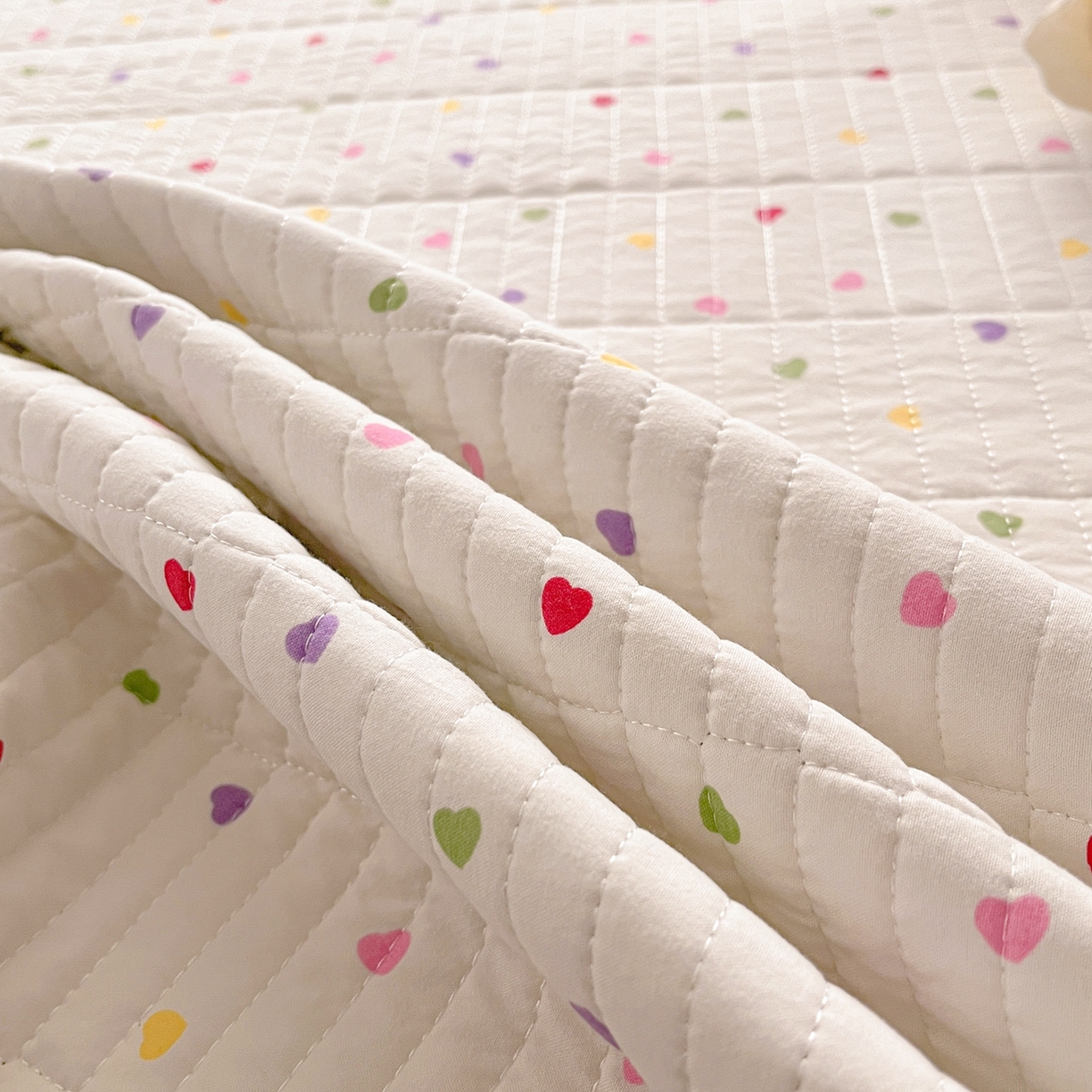 91家纺网 家纺一手货源 找家纺 瑞钰 2025新款A类双层纱印花夹棉床盖 彩色爱心