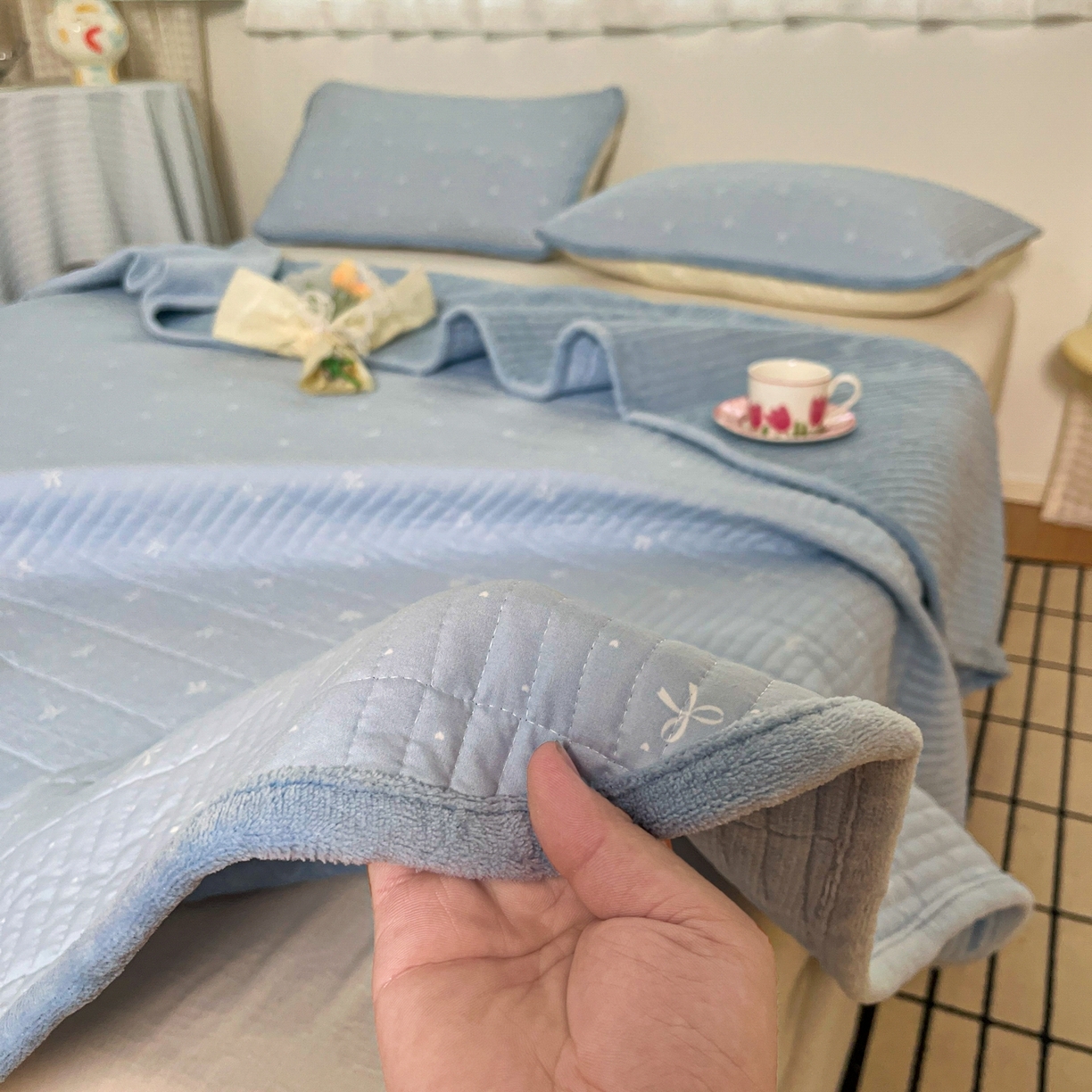 91家纺网 家纺一手货源 找家纺 瑞钰 2025新款A类双层纱印花夹棉床盖 点点蓝