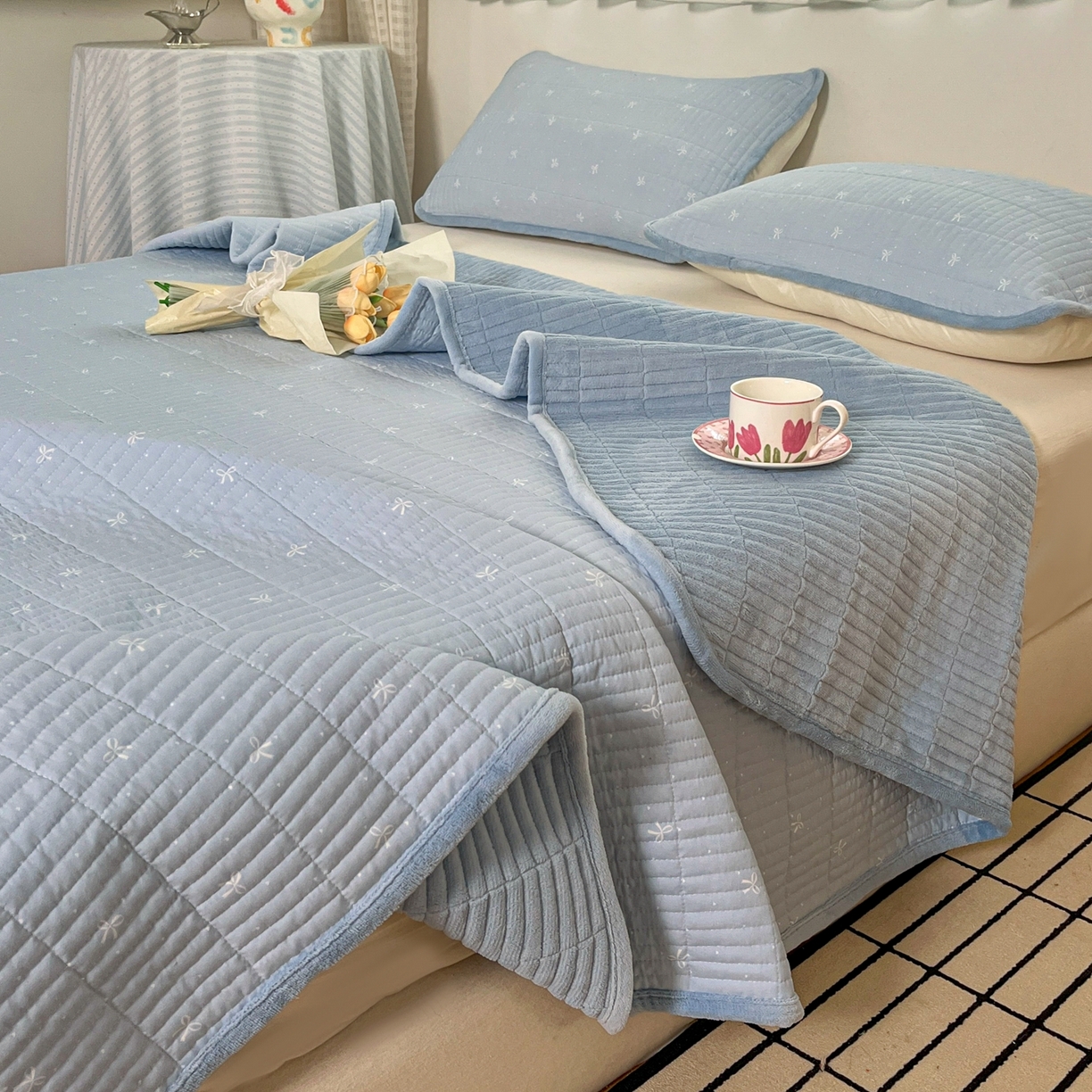 91家纺网 家纺一手货源 找家纺 瑞钰 2025新款A类双层纱印花夹棉床盖 点点蓝