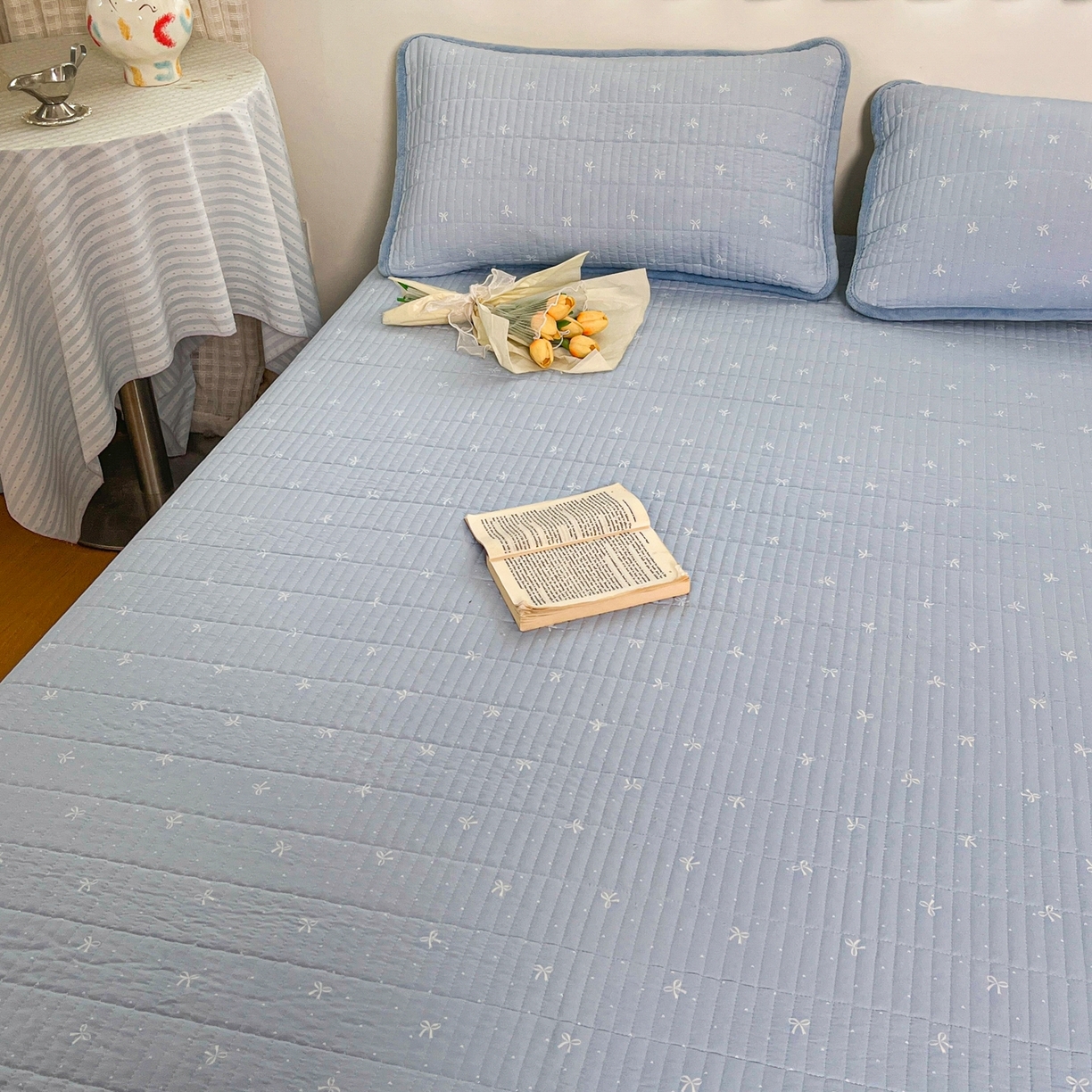 91家纺网 家纺一手货源 找家纺 瑞钰 2025新款A类双层纱印花夹棉床盖 点点蓝