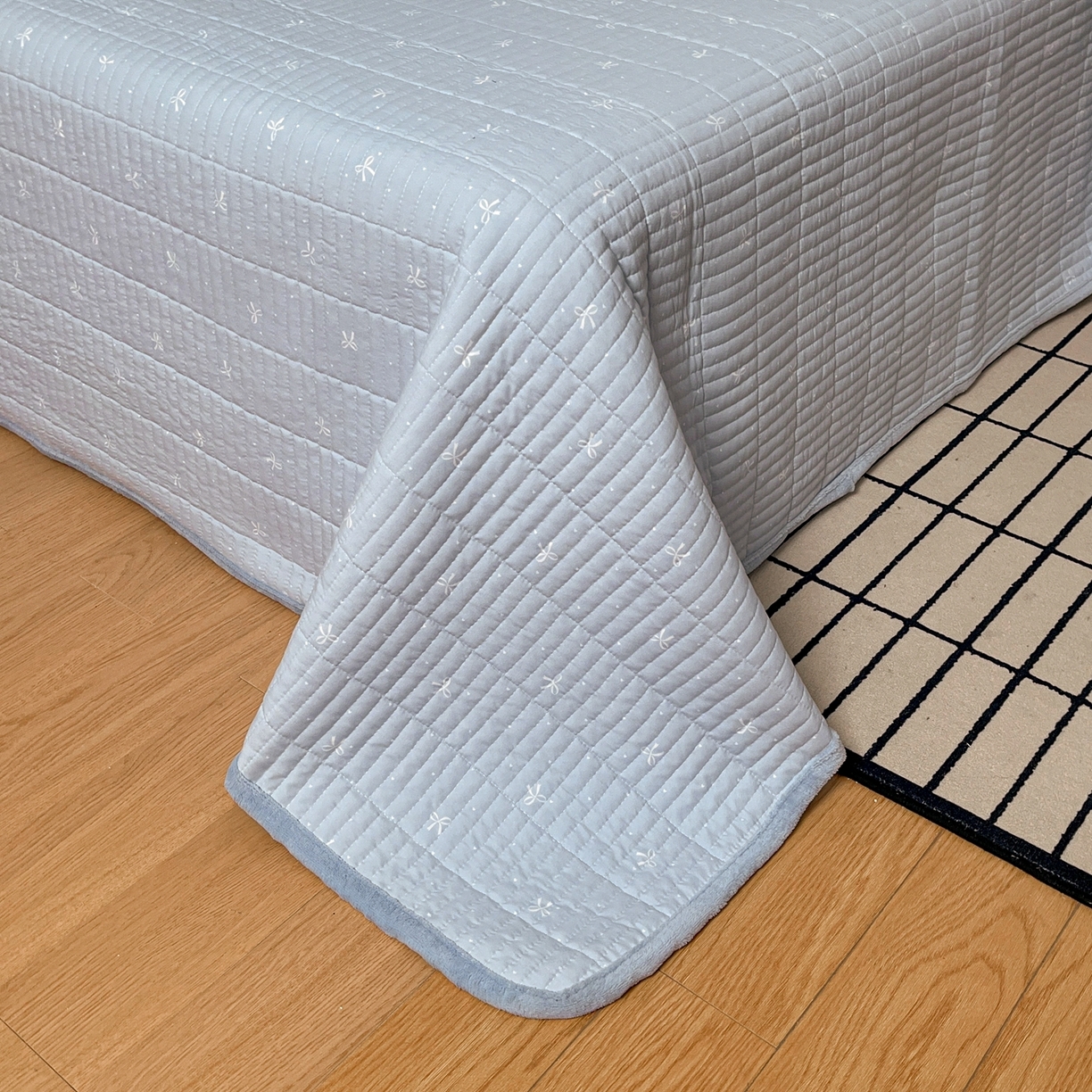 91家纺网 家纺一手货源 找家纺 瑞钰 2025新款A类双层纱印花夹棉床盖 点点蓝