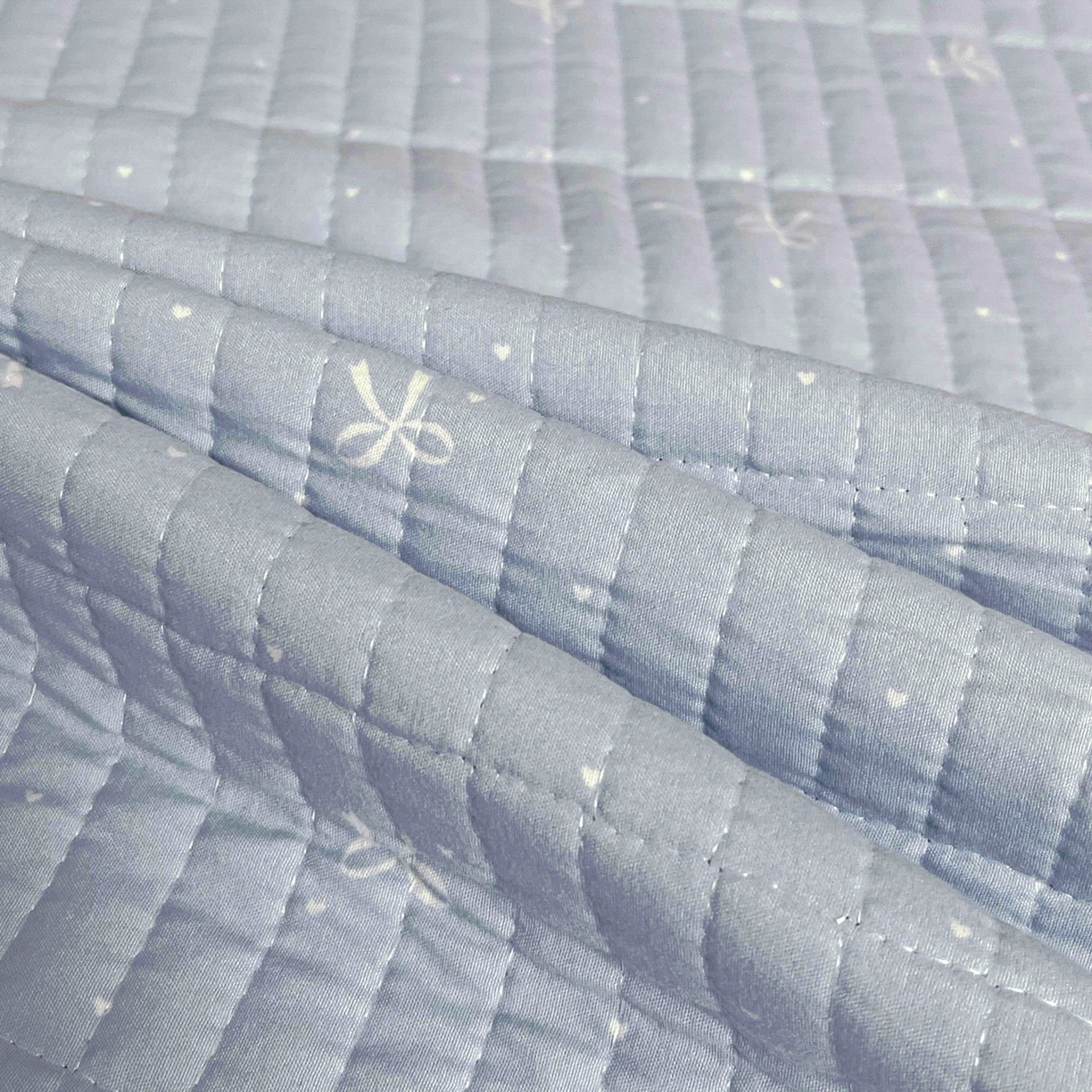 91家纺网 家纺一手货源 找家纺 瑞钰 2025新款A类双层纱印花夹棉床盖 点点蓝