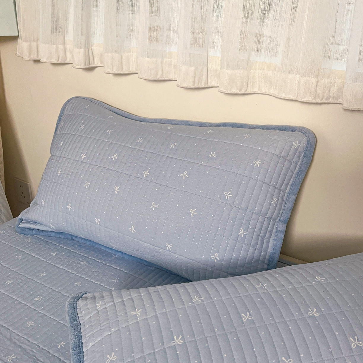 91家纺网 家纺一手货源 找家纺 瑞钰 2025新款A类双层纱印花夹棉床盖 点点蓝