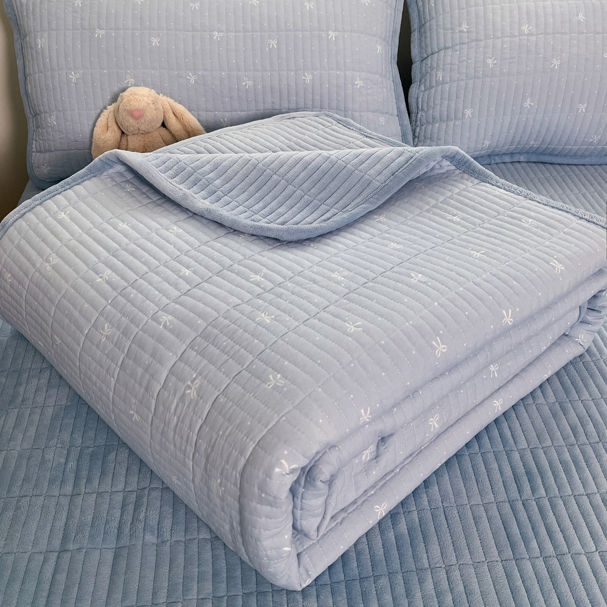 91家纺网 家纺一手货源 找家纺 瑞钰 2025新款A类双层纱印花夹棉床盖 点点蓝