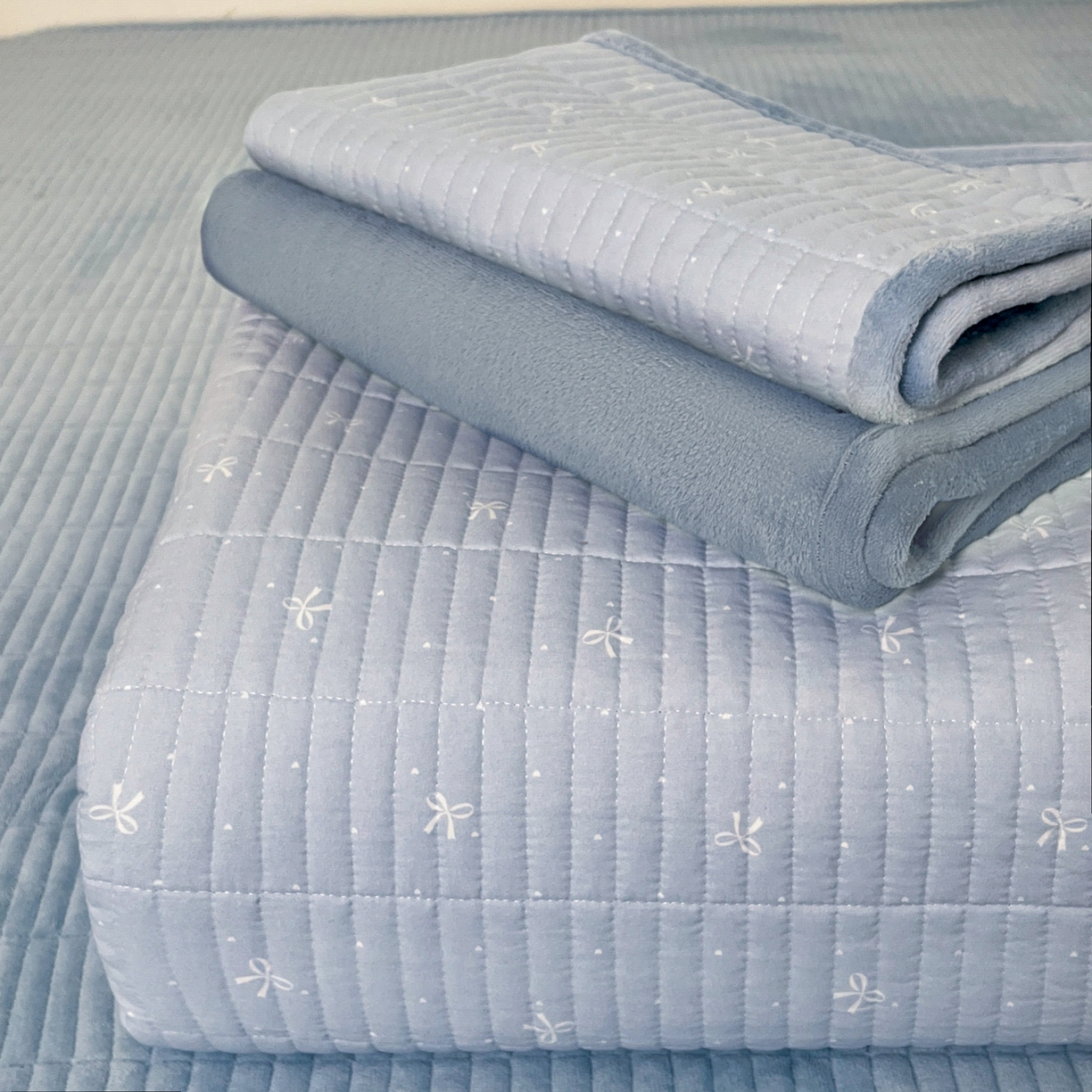 91家纺网 家纺一手货源 找家纺 瑞钰 2025新款A类双层纱印花夹棉床盖 点点蓝