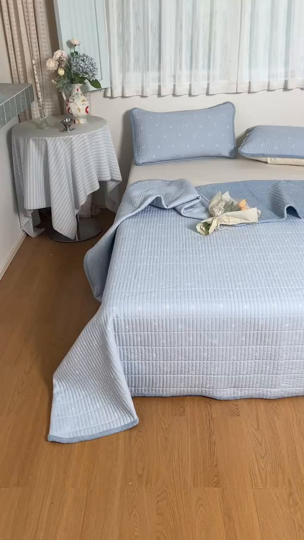 91家纺网 家纺一手货源 找家纺 瑞钰 2025新款A类双层纱印花夹棉床盖 点点蓝