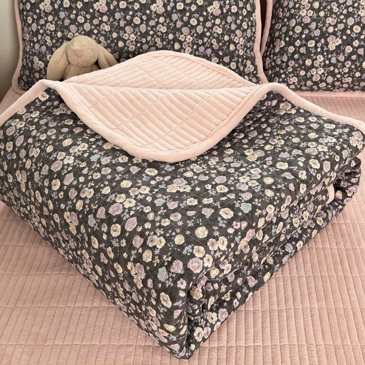 91家纺网 家纺一手货源 找家纺 瑞钰 2025新款A类双层纱印花夹棉床盖 豆寇