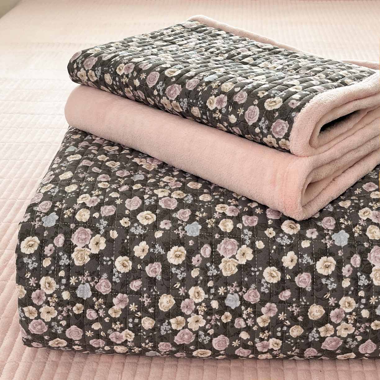 91家纺网 家纺一手货源 找家纺 瑞钰 2025新款A类双层纱印花夹棉床盖 豆寇