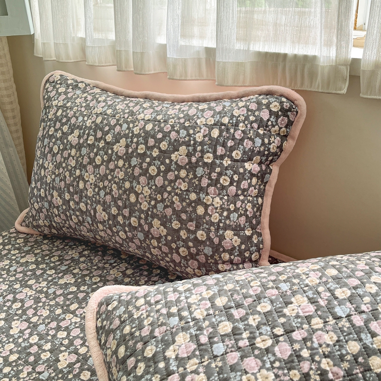 91家纺网 家纺一手货源 找家纺 瑞钰 2025新款A类双层纱印花夹棉床盖 豆寇