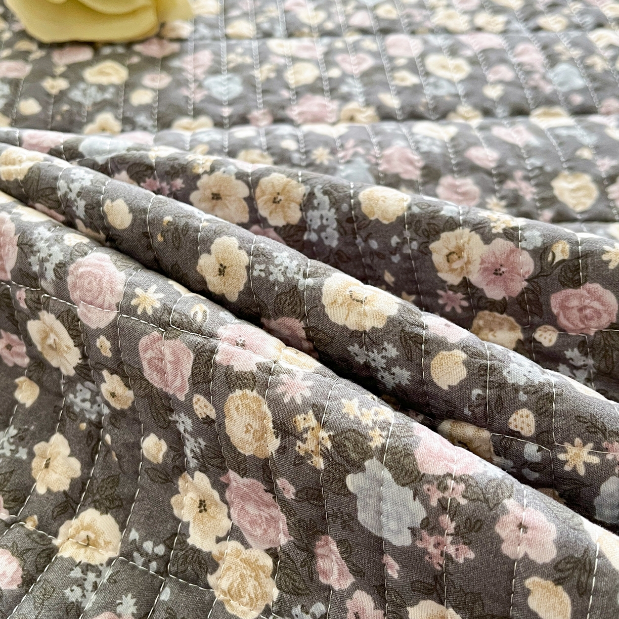 91家纺网 家纺一手货源 找家纺 瑞钰 2025新款A类双层纱印花夹棉床盖 豆寇