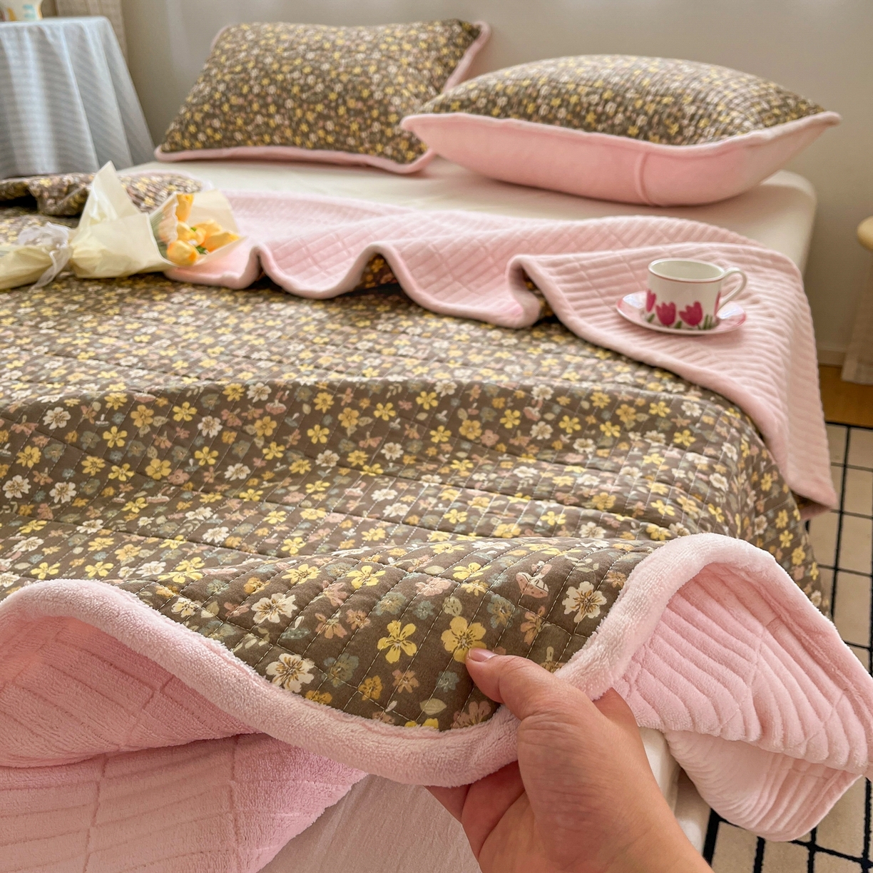 91家纺网 家纺一手货源 找家纺 瑞钰 2025新款A类双层纱印花夹棉床盖 繁花