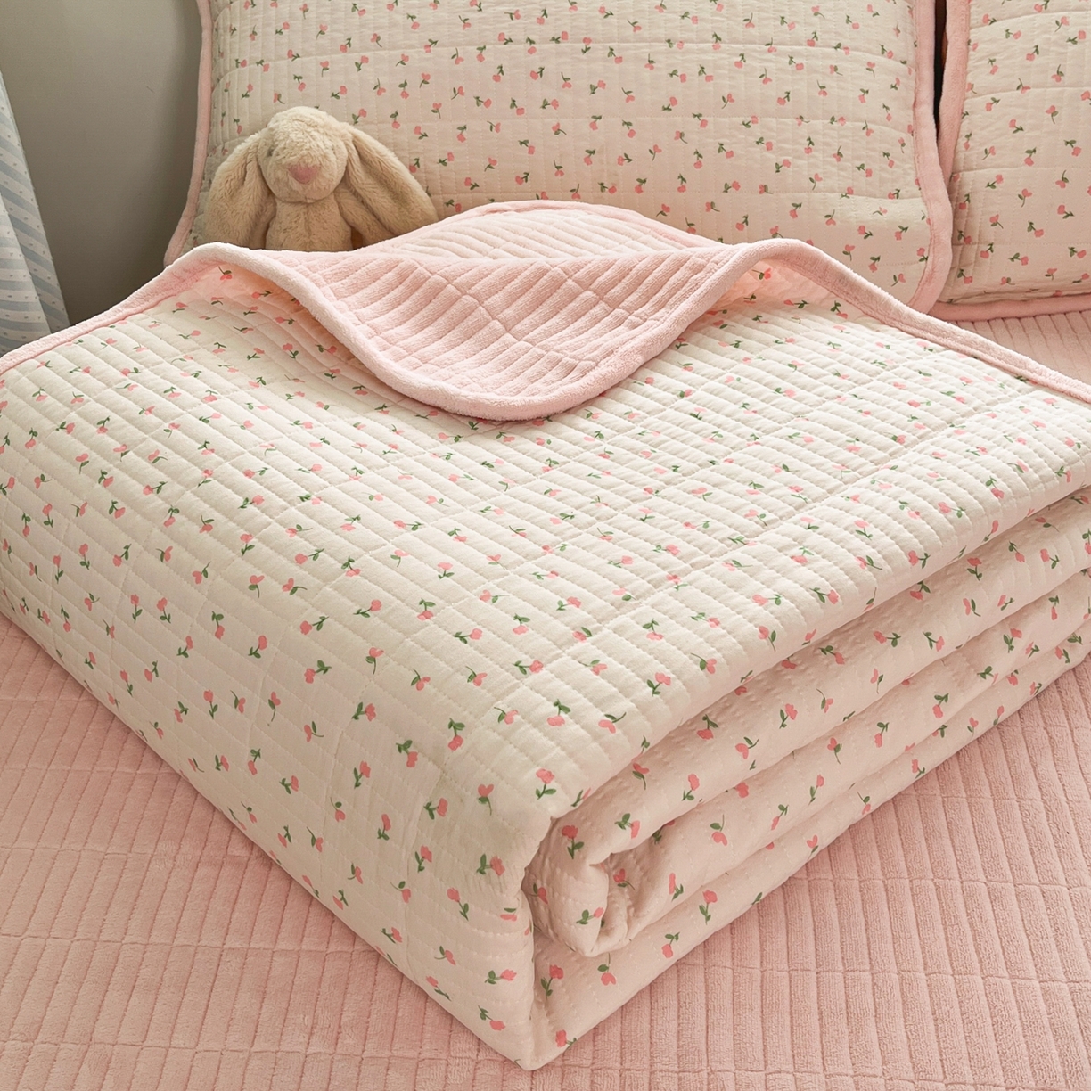 91家纺网 家纺一手货源 找家纺 瑞钰 2025新款A类双层纱印花夹棉床盖 粉玉